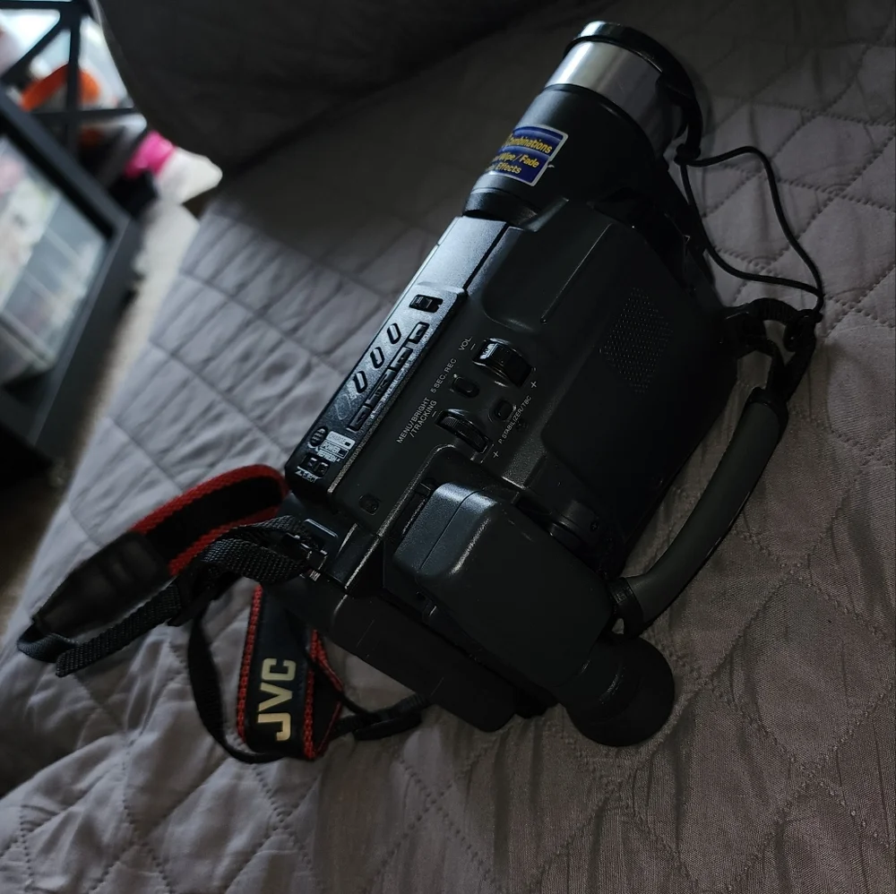 JVC Compact Camcorder Model: GR-SXM240U